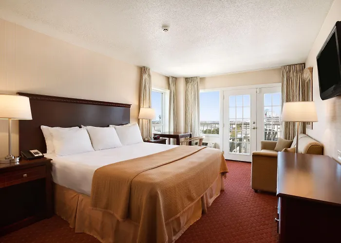 Howard Johnson Plaza By Wyndham Ocean Oceanfront Hotel
